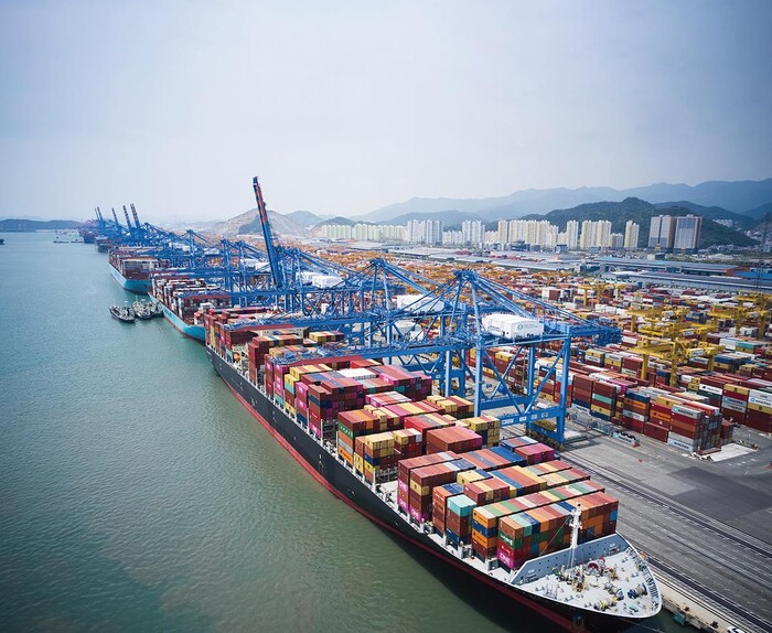 사진: 해양수산부는 항만운송사업법 개정안 시행에 따라 오는 21일부터 '항만종합서비스업'이 신설된다고 지난 20일 밝혔다. 개정 항만운송사업법에서는 항만종합서비스업의 업종으로 기존 검수·감정·검량사업과 항만용역업을 통합하되, 필수 업종으로 검수·감정·검량사업 중 1개 이상과 항만용역업 중 화물고정업, 줄잡이업을 포함하도록 해 항만서비스 분야의 중견기업 육성을 도모하는 내용을 담았다