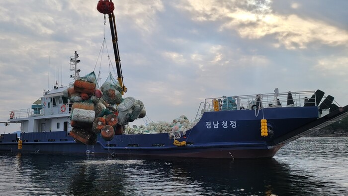 경남 청정호가 도내 해역에서 해양쓰레기를 수거해 운반하고 있다. (사진=경남도)