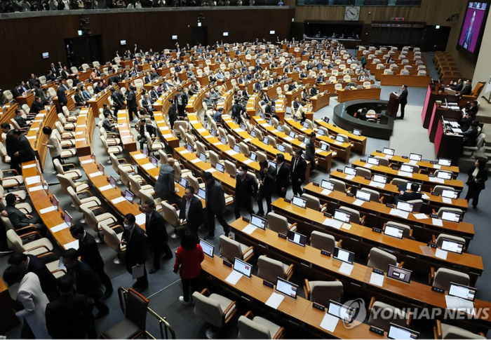 국회 본회의장을 나가는 국민의힘 의원들(사진=연합뉴스)