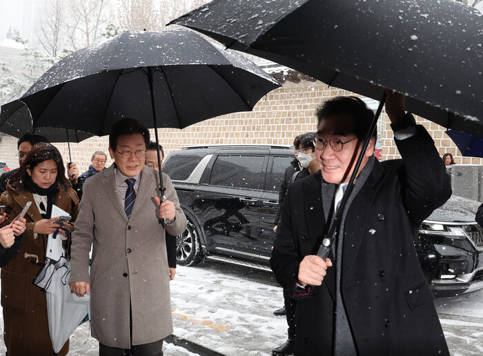 더불어민주당 이재명 대표와 이낙연 전 대표가 30일 오전 서울 중구의 한 식당에서 만나 식당에 들어가는 모습 2023.12.30 [공동취재] 