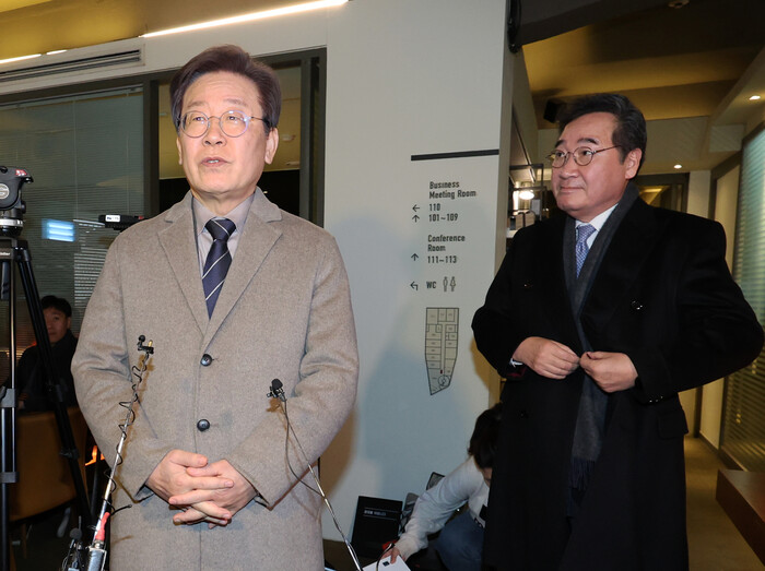 더불어민주당 이재명 대표가 30일 오전 서울 중구의 한 식당에서 이낙연 전 대표와 회동을 마친 후 입장을 밝히고 있다. 2023.12.30 [공동취재]