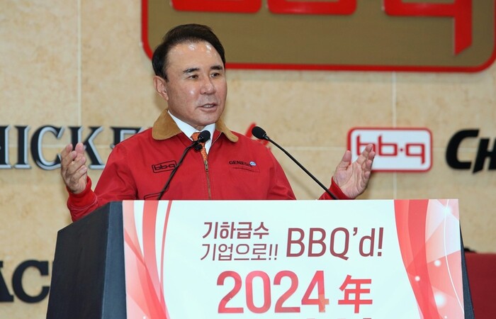 제너시스BBQ 그룹 윤홍근 회장이 신년사를 발표하고 있다. (사진=제너시스BBQ 그룹)