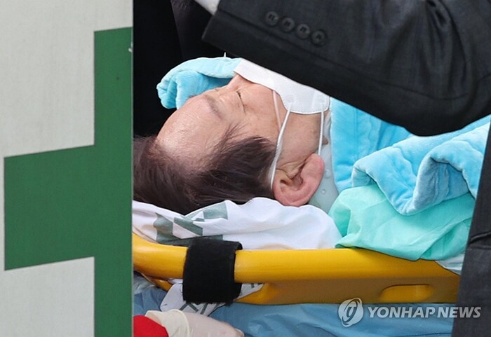 2일 병원으로 이송되는 이재명 민주당 대표(사진=연합뉴스)