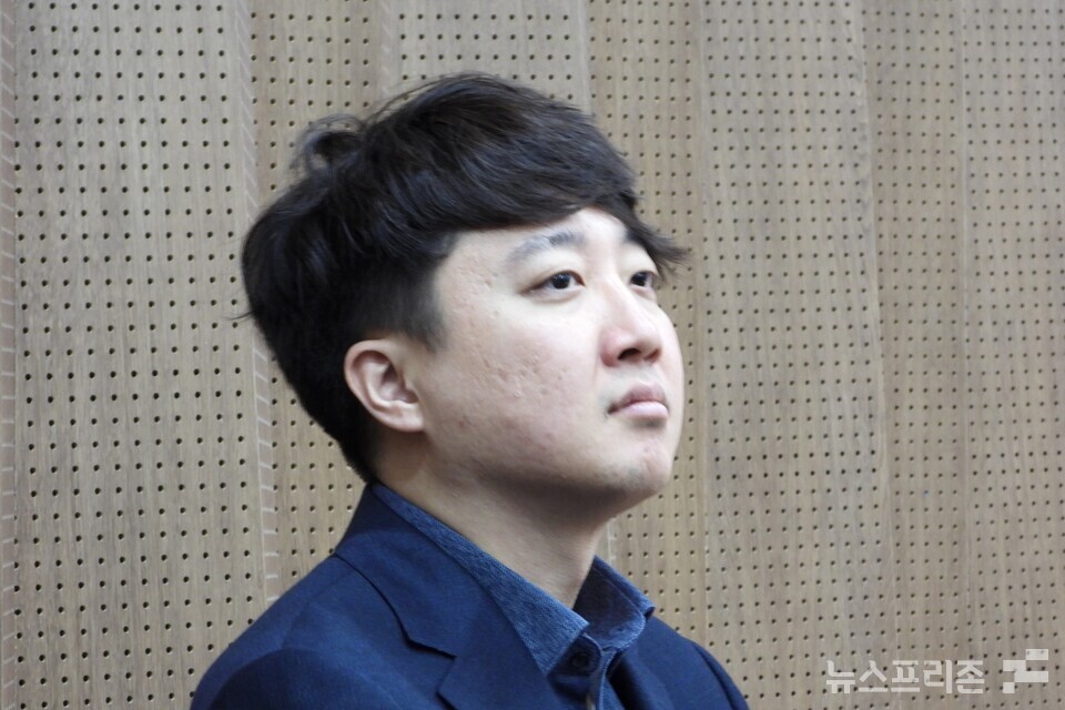 이준석 전 국민의힘 대표가 지난 3일 국회 소통관에서 열린 허은아 의원의 국민의힘 탈당 기자회견을 지켜보고 있다. (사진=김정현 기자)