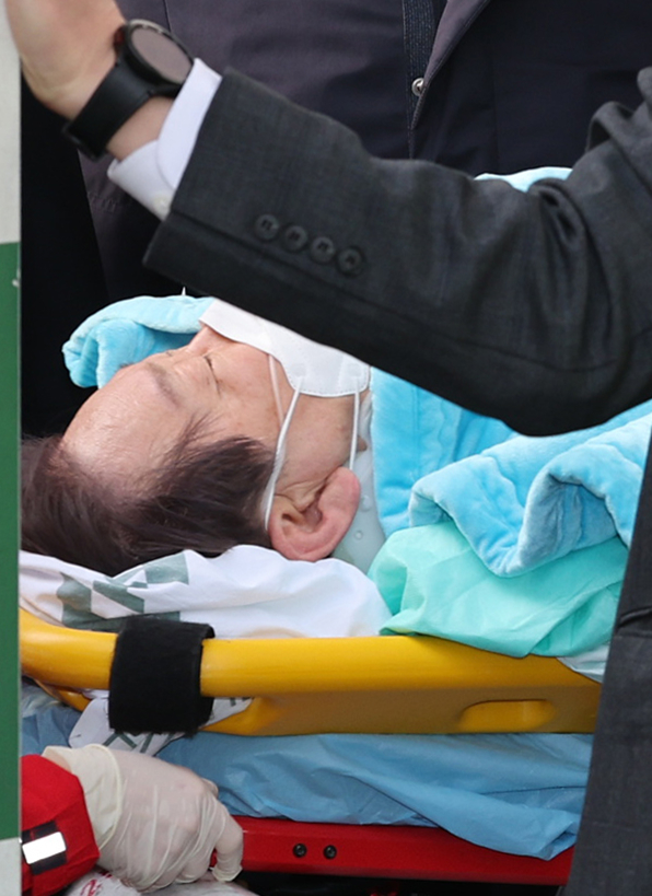 2일 부산대병원에서 서울대병원으로 이송되는 이재명 민주당 대표(사진=연합뉴스)