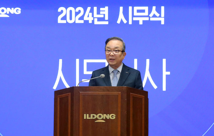 일동홀딩스 박대창 대표가 일동제약그룹 2024년 시무식에서 시무식사를 하고 있다. (사진=일동홀딩스)