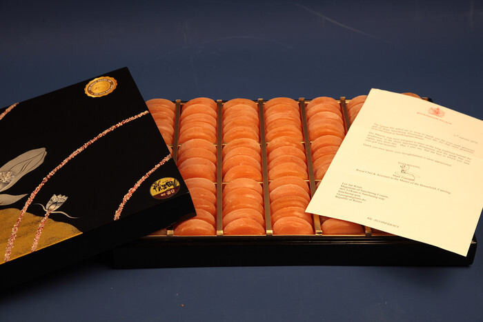 산청곶감 엘리자베스 영국 여왕에 선물.(사진=산청군)