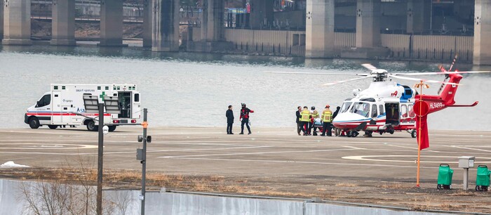 이재명 민주당 대표가 지난 2일 서울 용산구 노들섬 헬기장에서 서울대병원으로 이송되고 있다.(사진=연합뉴스)