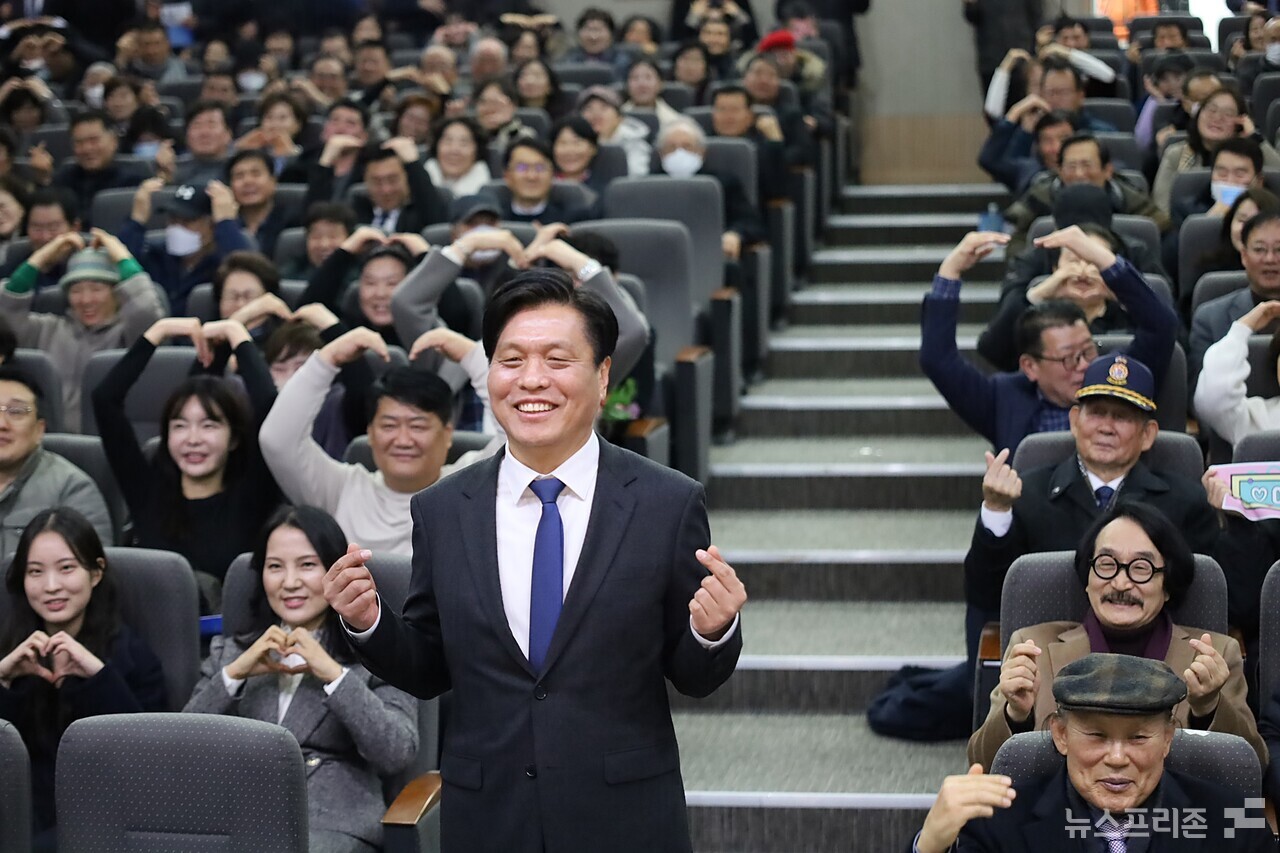 조승래 더불어민주당 국회의원(대전 유성구갑)이 6일 오후 대전 유성구 한국과학기술원(KAIST) KI빌딩 퓨전홀에서 8년간의 종합 의정보고회를 개최한 가운데 지지자들과 함께 포즈를 하며 기념촬영을 하고 있다.(사진=이현식 기자)