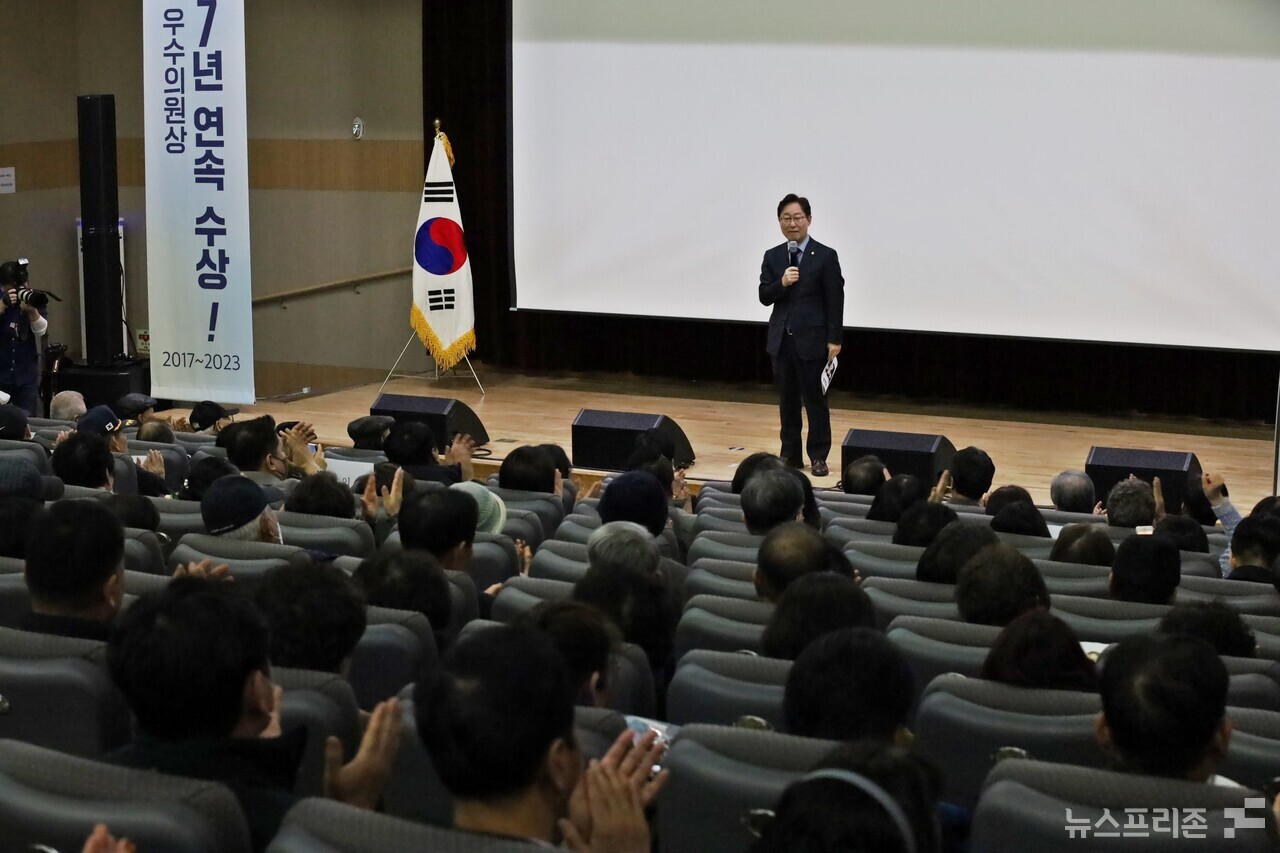 더불어민주당 박범계 국회의원(대전 서구을)이 6일 오후 한국과학기술원(KAIST) KI빌딩 퓨전홀에서 열린 조승래 더불어민주당 국회의원(대전 유성구갑) 종합 의정보고회에 참석해 축사를 하고 있다.(사진=이현식 기자)