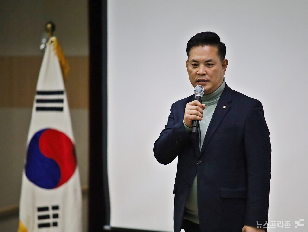 더불어 민주당 박영순 국회의원(대전 대덕구)이 6일 오후 한국과학기술원(KAIST) KI빌딩 퓨전홀에서 열린 조승래 더불어민주당 국회의원(대전 유성구갑) 종합 의정보고회에 참석해 축사를 하고 있다.(사진=이현식 기자)