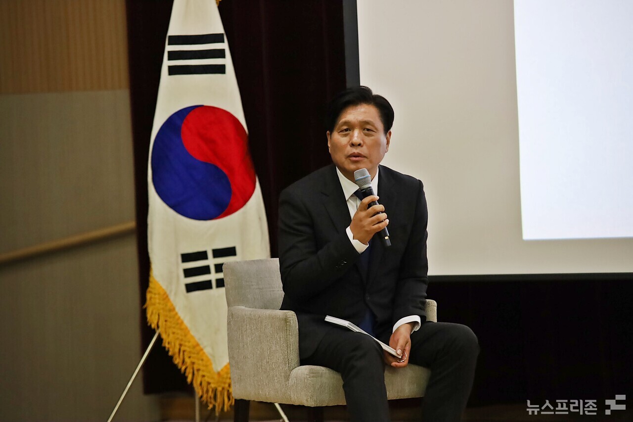 조승래 더불어민주당 국회의원(대전 유성구갑)이 6일 오후 대전 유성구 한국과학기술원(KAIST) KI빌딩 퓨전홀에서 지지자들에게 8년간 의정활동 가운데 대표적인 의정에 대해 설명을 하고 있다.(사진=이현식 기자)