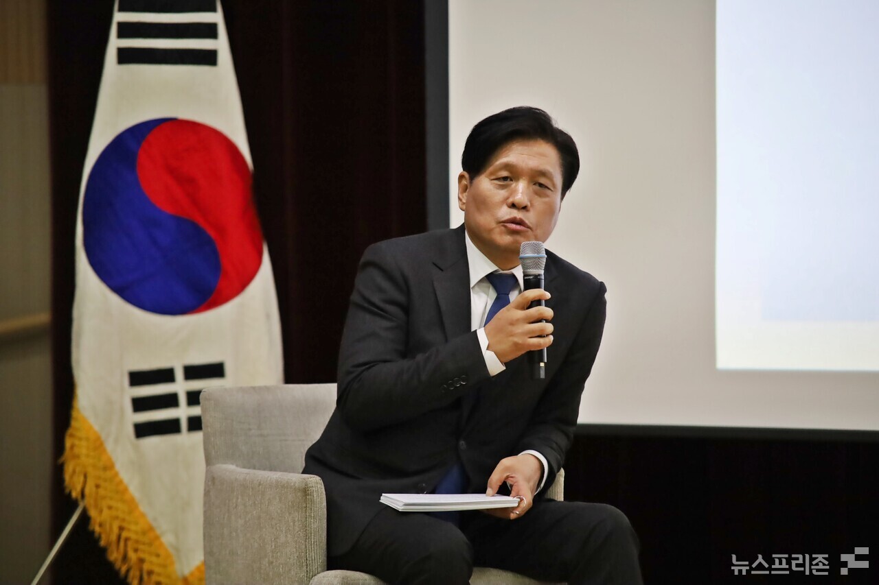 조승래 더불어민주당 국회의원(대전 유성구갑)이 6일 오후 대전 유성구 한국과학기술원(KAIST) KI빌딩 퓨전홀에서 지지자들에게 8년간 의정 가운데 대표적인 의정활동에 대해 설명을 하고 있다.(사진=이현식 기자)