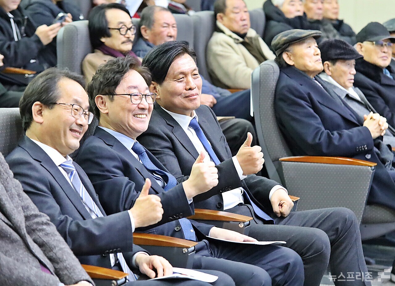 더불어민주당 조승래 더불어민주당 국회의원(대전 유성구갑)과 박범계 국회의원(대전 서구을), 강준현 국회의원(세종을)이 6일 대전 유성구 한국과학기술원(KAIST) KI빌딩 퓨전홀에서 열린 조승래 의원 의정보고회 진행 중에 엄지척을 하며 웃고 있다.(사진=이현식 기자)