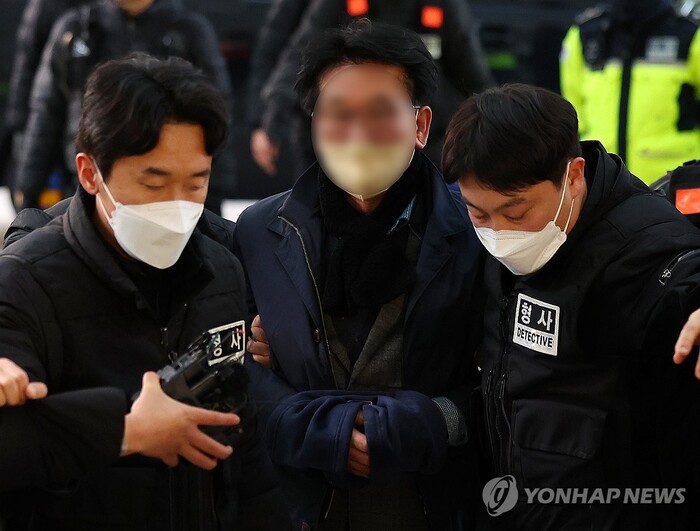 이재명 테러범 김모씨(가운데, 사진=연합뉴스)