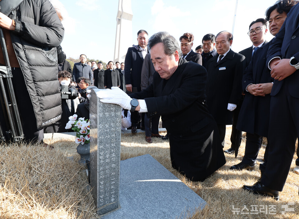 이낙연 전 더불어민주당 대표가 7일 오전 광주 북구 국립 5·18 민주묘지에서 참배하고 있다.  (사진=연합뉴스)