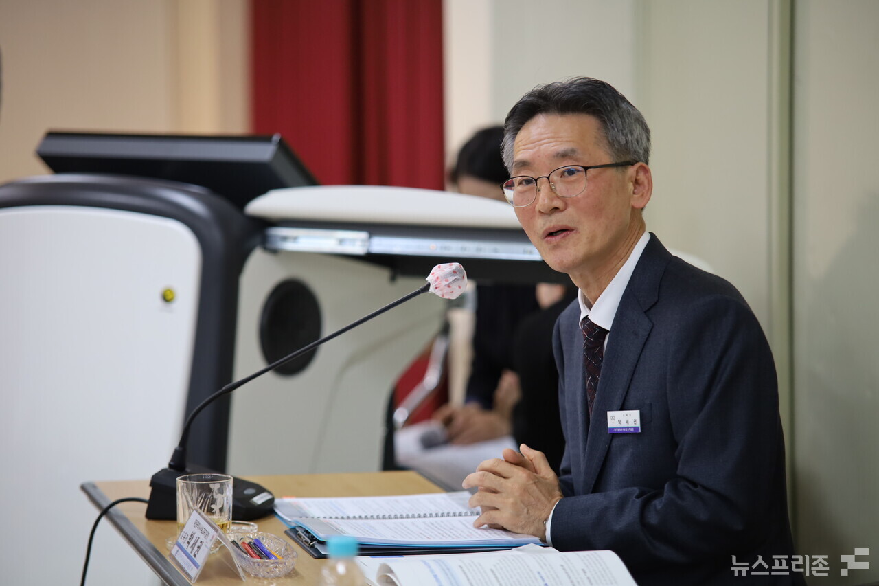 박세권 대전서부교육지원청 교육장이 1월 9일 오후 서부교육지원청 대회의실에서 열린 '2024년 주요업무계획' 보고를 마치고 질의에 답변을 하고 있다.(사진=이현식 기자)