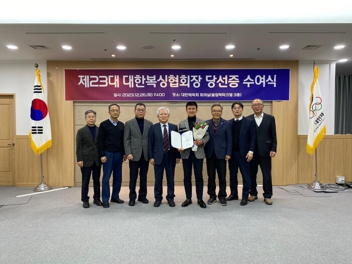 최찬웅 신임 협회장(오른쪽에서 네번째)을 선출한 대한복싱협회(사진=연합뉴스)