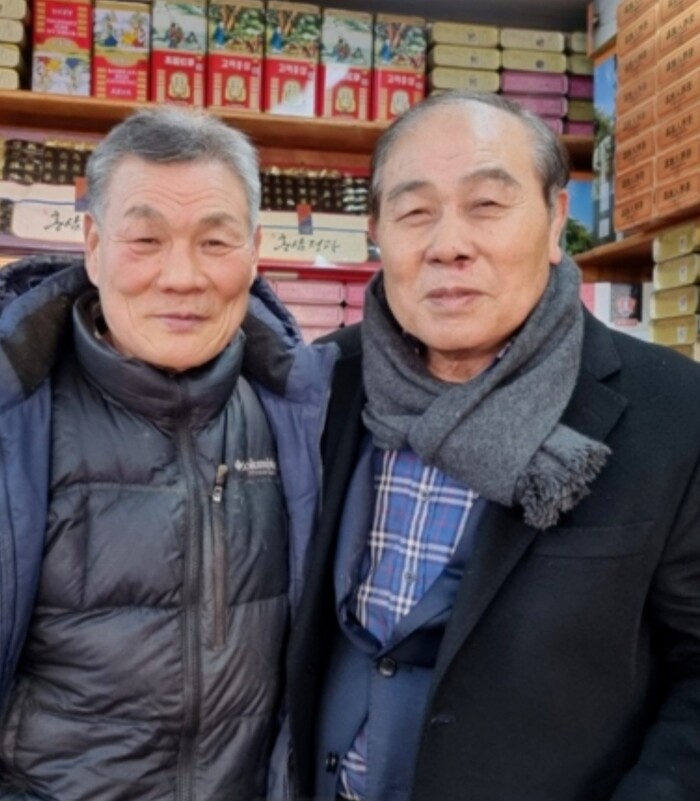 강흥원 대표와 유제두 관장(우측)