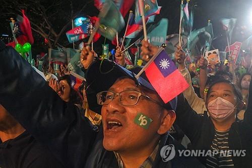 사진: 대만 총통선거 유세 현장= 여론조사 공표 금지 직전까지 대만 대선 판세를 보면 독립·친미 성향인 집권 민주진보당(민진당)이 다소 앞서고 있긴 하지만 친중 세력인 국민당과 박빙이 예상되는 상황에서 중국 거주 대만 기업인들을 활용해 판세를 뒤집겠다는 게 중국의 심산이라는 분석이 나온다. 실제 2016년과 2020년 대만 대선에선 현 총통인 차이잉원 후보가 각각 300만표와 260만표 차이로 이겼지만, 2012년엔 마잉주 국민당 후보가 불과 80만표 차이로 승리한 바 있어 10만명에 달하는 '귀국 표심'이 승패의 주요 변수가 될 수 있다는 분석도 있다. [AFP 연합뉴스 자료사진. ]