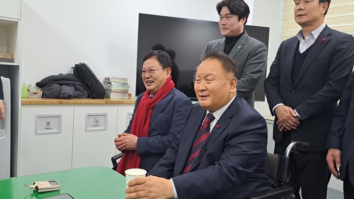 10일 대전시의회 기자실에서 이상민 국회의원이 기자회견을 통해 국민의힘으로의 입당에 대해 발언하고 있다. 이날 기자회견에는 이은권 국민의힘 대전시당위원장, 윤창현 국회의원, 양홍규 당협위원장, 이상래 대전시의장 및 시의원들과 함께했다.(사진=뉴스프리존)