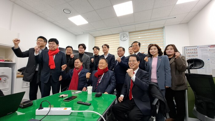 10일 대전시의회 기자실에서 이상민 국회의원이 기자회견 후 이은권 국민의힘 대전시당위원장, 윤창현 국회의원, 양홍규 당협위원장, 이상래 대전시의장 및 시의원들과 함께 기념촬영을 하고 있다.(사진=뉴스프리존)