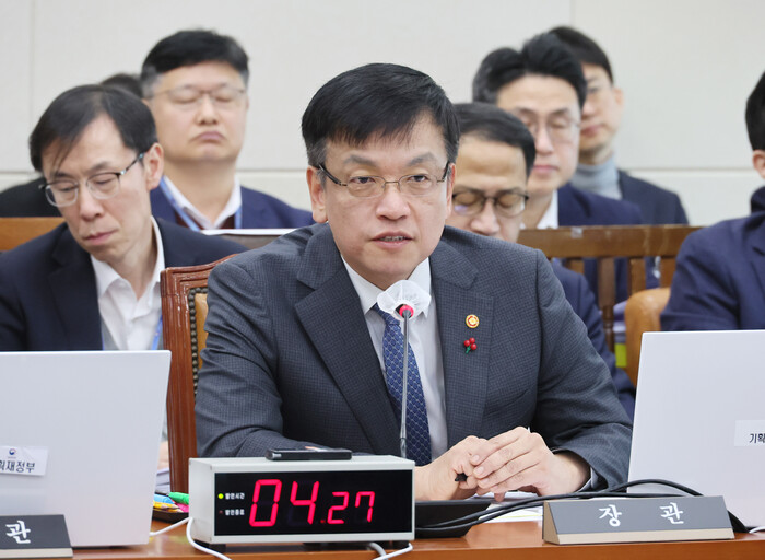 사진: 최상목 부총리 겸 기획재정부 장관이 8일 오전 국회에서 열린 기획재정위원회 전체회의에서 의원 질의에 답변하고 있다.