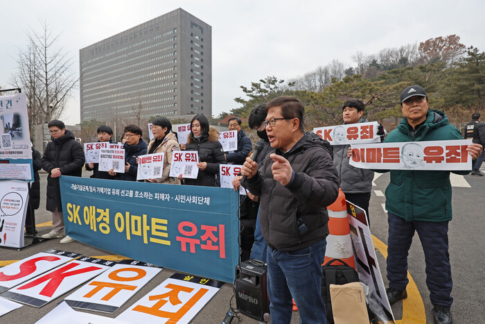 가습기 살균제 피해 유족들이 11일 서울 중앙지법 부근에서 회견을 갖고 있다.(사진=연합뉴스)