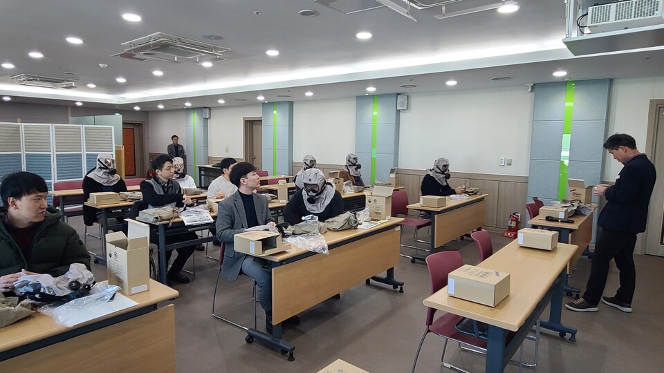대전시교육청이 1월 12일 오전 시교육청 대회의실에서 2024년도에 편성된 직장민방위대원 25명을 대상으로 ‘자체 민방위교육’을 실시했다.(사진=대전시교육청)
