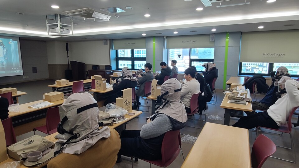 대전시교육청이 1월 12일 오전 시교육청 대회의실에서 2024년도에 편성된 직장민방위대원 25명을 대상으로 ‘자체 민방위교육’을 실시했다.(사진=대전시교육청)
