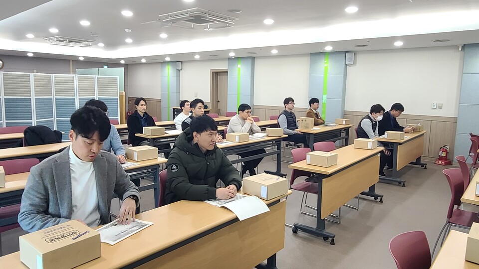 대전시교육청이 1월 12일 오전 시교육청 대회의실에서 2024년도에 편성된 직장민방위대원 25명을 대상으로 ‘자체 민방위교육’을 실시했다.(사진=대전시교육청)