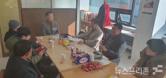 한국공인중개사협회 소속 시군 임원들과 신성범 예비후보가 13일 간담회를 갖고 있다.(사진=이태헌 기자)