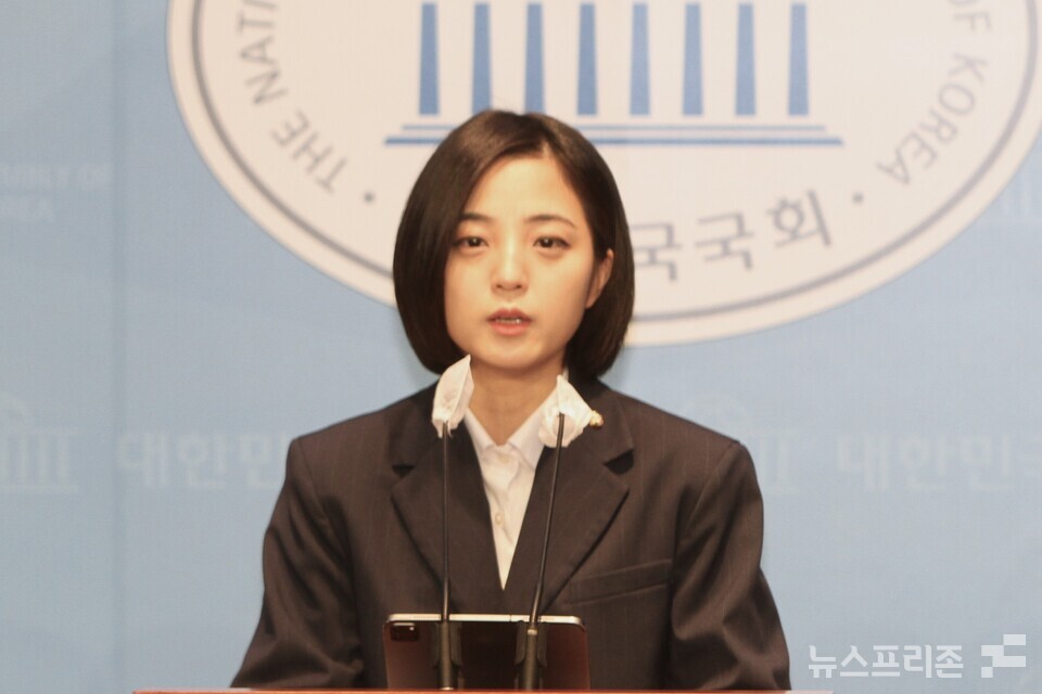 류호정 정의당 의원이 15일 서울 여의도 국회 소통관에서 탈당 기자회견을 하고 있다. (사진=김정현 기자)