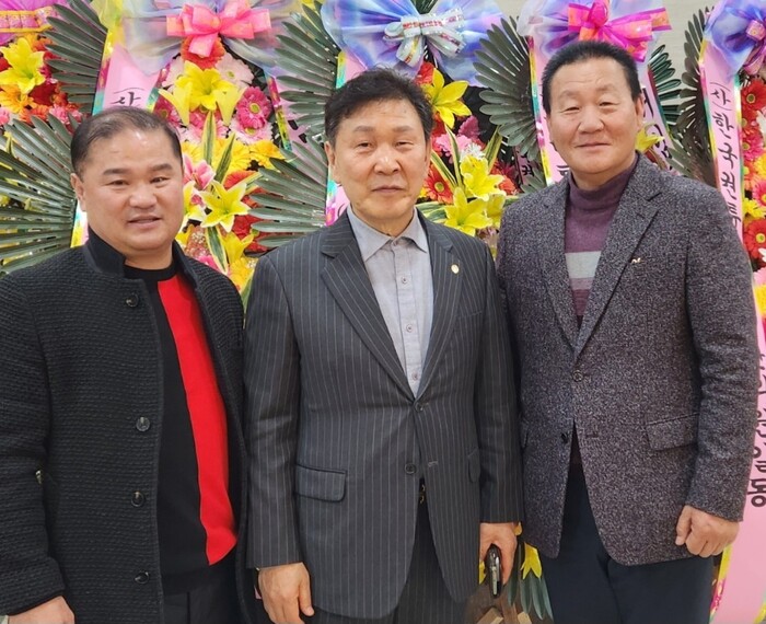 김명곤 관장 양길모 총재 박우열 후원회장(우측).