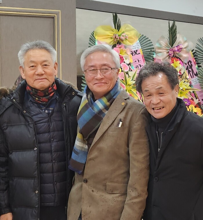 김춘석 관장 강신희 사무총장 장정구 챔프(우측)