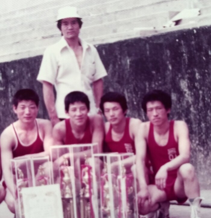 동아체육관 사범시절의 김춘석관장과 박종팔선수( 앞줄 왼쪽)