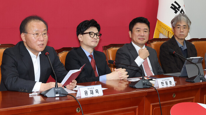 발언하는 윤재옥 원내대표 = 국민의힘 윤재옥 원내대표가 18일 국회에서 열린 비대위 회의에서 발언하고 있다. 왼쪽부터 윤 원내대표, 한동훈 비대위원장, 유의동 정책위의장, 김경율 위원.