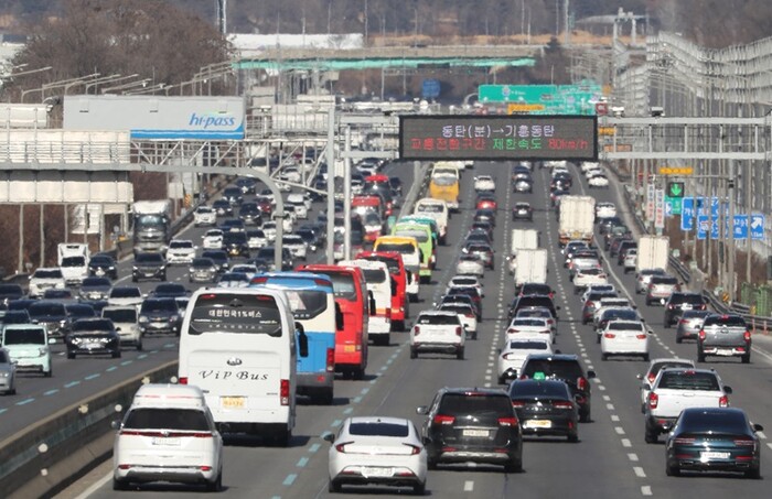 지난해 설 연휴 기간 경기 오산시 경부고속도로 오산IC 인근 상하행선 교통상황.