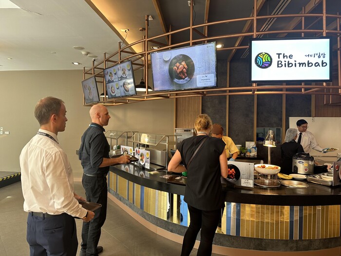 사진: 태국 방콕 유엔콘퍼런스센터 구내식당 한식 코너에서 국제기구 직원들이 대기하고 있다.