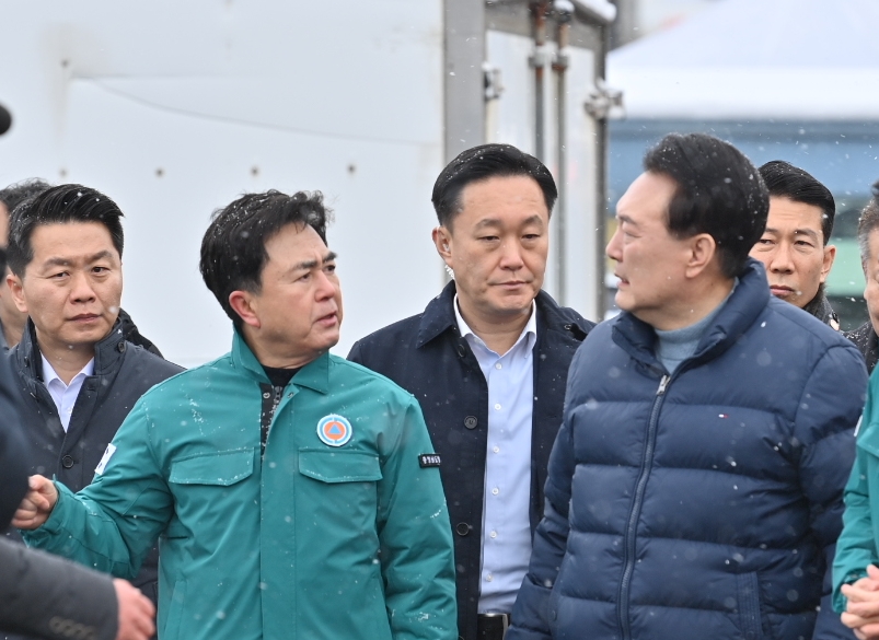 김태흠 지사는 23일 서천특화시장 화재 복구 대응 현장을 찾은 윤석열 대통령과 한동훈 위원장 등을 만났다.(사진=충남도청)