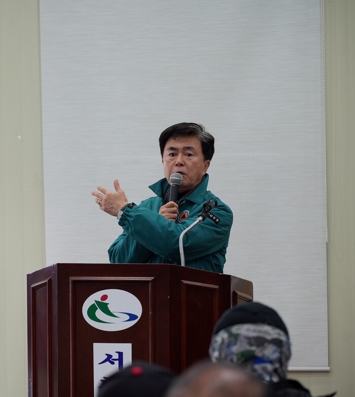 상인들을 만나 브리핑하고 있는 김태흠 충남지사.(사진= 이진영 기자)