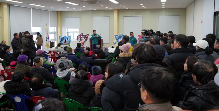 상인들을 만나 브리핑하고 있는 김태흠 충남지사.(사진= 이진영 기자)