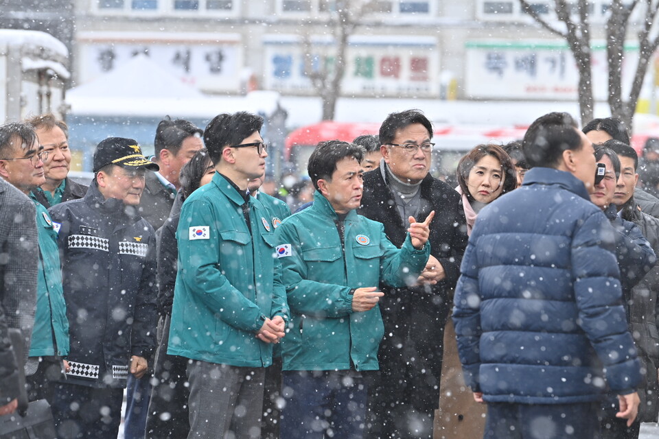김태흠 지사는 23일 오후 윤석열 대통령과 한동훈 국민의힘 비상대책위원장 등과 함께 서천특화시장 화재현장을 살폈다.(사진=충남도청)