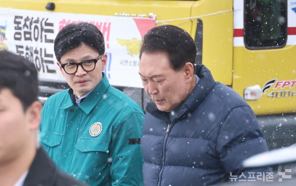 23일 오후 충남 서천군 서천읍 서천특화시장에 방문한 윤석열 대통령과 국민의힘 한동훈 비대위원장이 만나고 있다. (사진=연합뉴스)