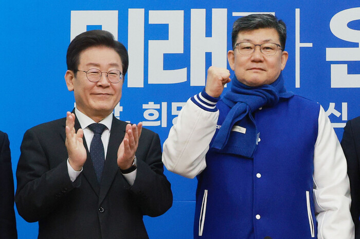 더불어민주당 이재명 대표가 24일 오전 국회에서 열린 인재환영식에서 김남근 변호사에게 당 점퍼를 입혀준 뒤 기념촬영을 하고 있다.  (사진=연합뉴스)