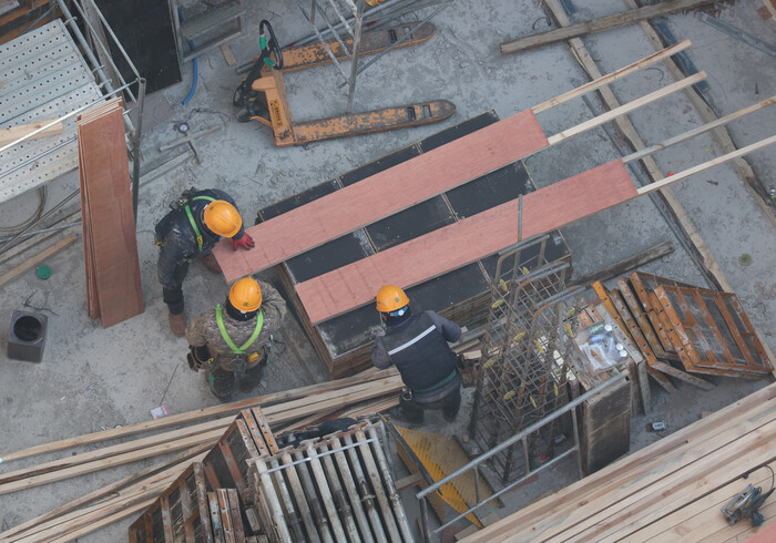 사진: 50인 미만 사업장, 27일부터 중대재해법 적용 = 지난 25일 서울 시내 한 공사 현장에서 작업자들이 작업을 하고 있다.