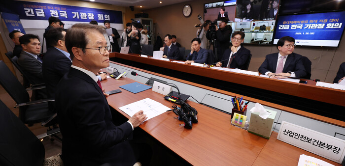 사진: 긴급 전국 기관장 회의 주재하는 이정식 고용부 장관 = 이정식 고용노동부 장관이 26일 서울고용노동청에서 열린 중대재해처벌법 확대 적용 대비 긴급 전국 기관장 회의를 주재하고 있다.
