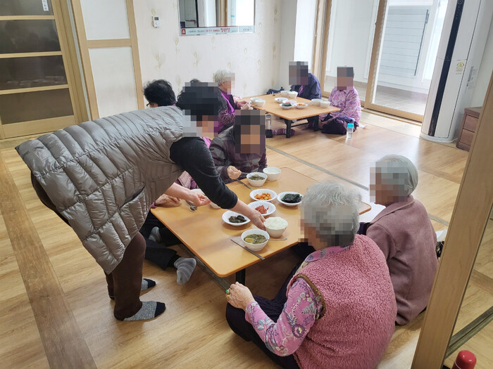 어르신들 좌식 식사 모습(사진=광산구)