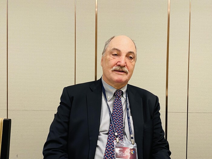 인터뷰하는 제임스 루이스 CSIS 수석부소장