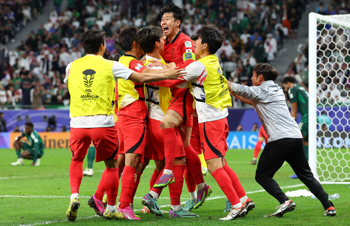 아시안컵 16강전 한국과 사우디아라비아의 경기에서 조규성이 종료직전 동점골을 넣자 팀 동료들이 기뻐하고 있다.(사진=연합)
